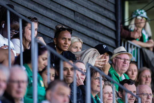 Madelen Janogy på läktaren
