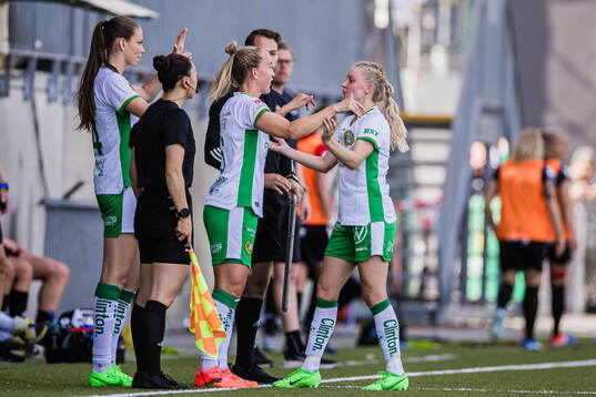 Hammarbys Bella Andersson och Julia Roddar byts in för