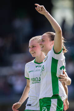 Hammarbys Vilde Hasund (h) jublar med Emilie Joramo (v)
