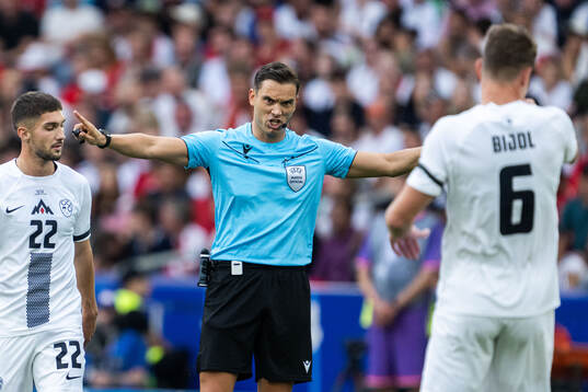 Referee Sandro Schärer