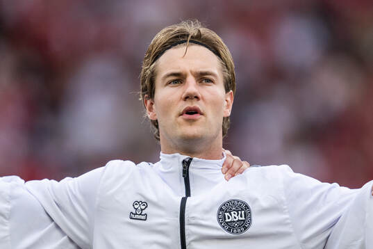 Joachim Christian Andersen of Denmark sings the national