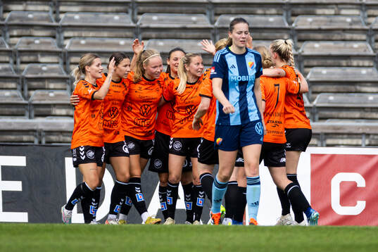 Kristianstads spelarna jublar 0-2 målet