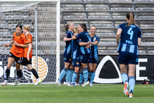 Djurgårdens Therese Åsland  jublar med lagkamrater