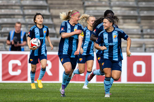 Djurgårdens Therese Åsland  och Alexsandra Lobanova jublar