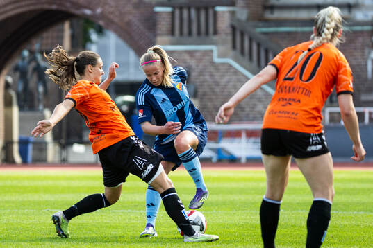 Djurgårdens Therese Åsland  och Kristianstads Alice