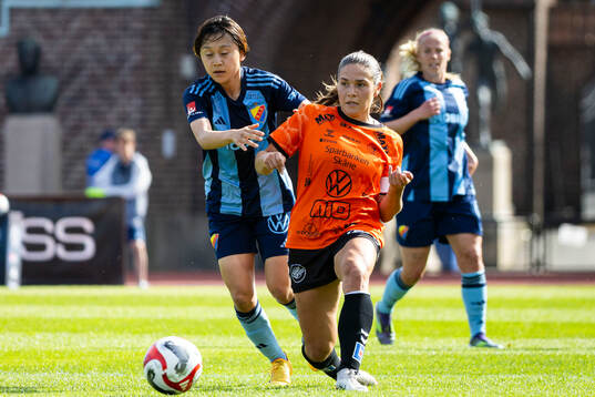 Djurgårdens Shinomi Koyama och Kristianstads Carly
