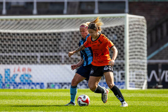 Djurgårdens Therese Åsland och Kristianstads Alice Nilsson