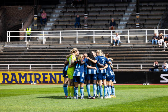 Djurgårdens spelarna i en kram
