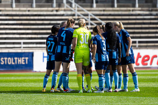 Djurgårdens spelarna i en kram
