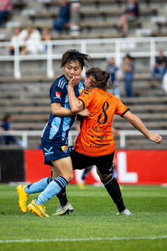 Djurgårdens Shinomi Koyama och Kristianstads Alice Nilsson
