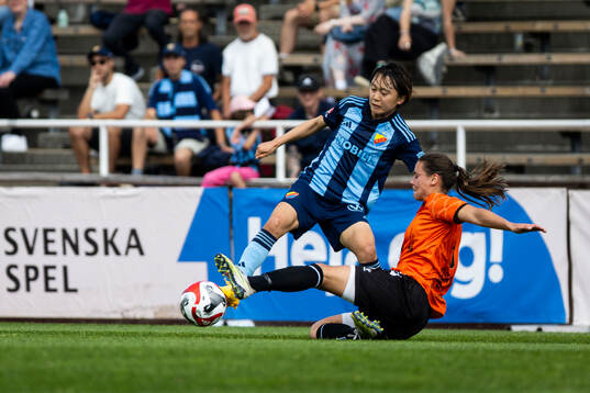 Djurgårdens Shinomi Koyama och Kristianstads Alice Nilsson