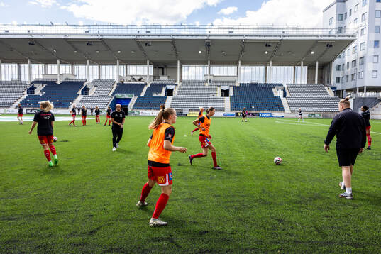 KIF Örebros spelare på uppvärmningen
