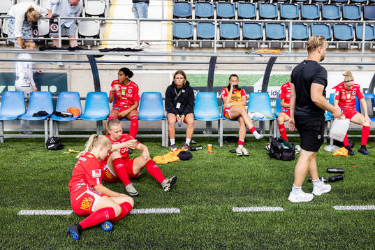 KIF Örebros Sara Ikonen och Inka Sarjanoja deppar