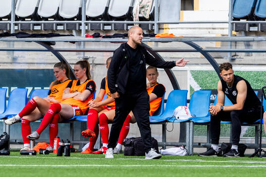 KIF Örebros tränare Rickard Johansson reagerar
