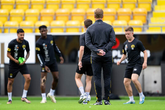 Elfsborgs manager Oscar Hiljemark  övervakar bollövning