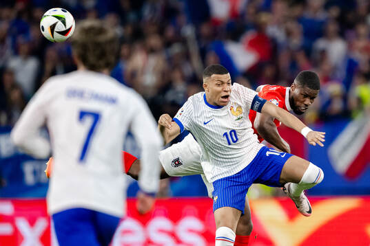 Kylian Mbappé of France and Kevin Danso of Austria