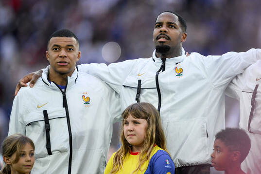 Kylian Mbappé and goalkeeper Mike Maignan of France