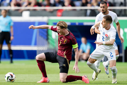Kevin De Bruyne of Belgium and Peter Pekarik of Slovakia