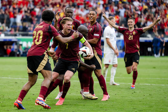 Kevin De Bruyne and Romelu Lukaku of Belgium celebrate a