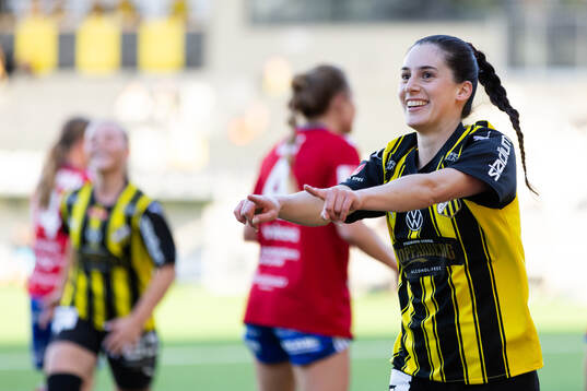 Häckens Clarissa Larisey jublar