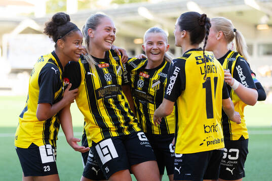 Häckens Clarissa Larisey jublar med lagkamrater