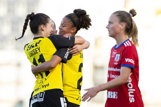 Häckens Felicia Schröder jublar med lagkamrater