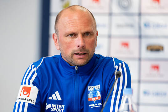 Vittsjös tränare Jonas Axeldal på presskonferensen