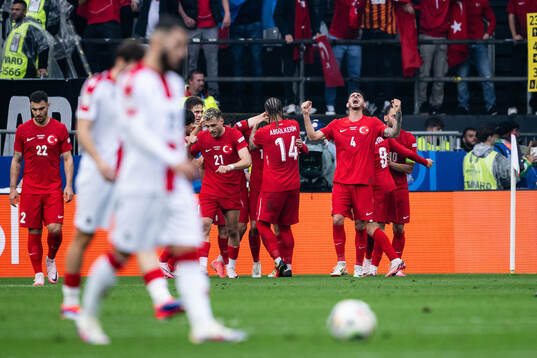 Samet Akaydin of Türkiye celebrates