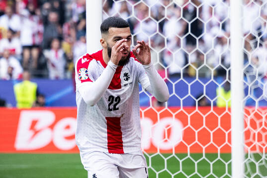 Georges Mikautadze of Georgia celebrates