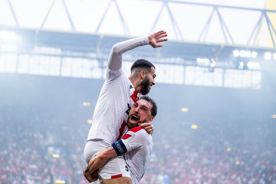 Georges Mikautadze of Georgia celebrates with Guram Kashia