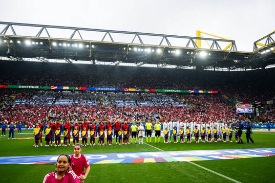 Players of Türkiye and of Georgia