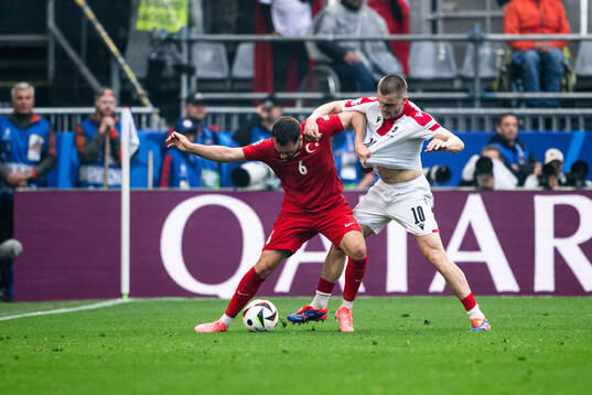 Orkun Kökcu of Türkiye and Giorgi Chakvetadze of Georgia