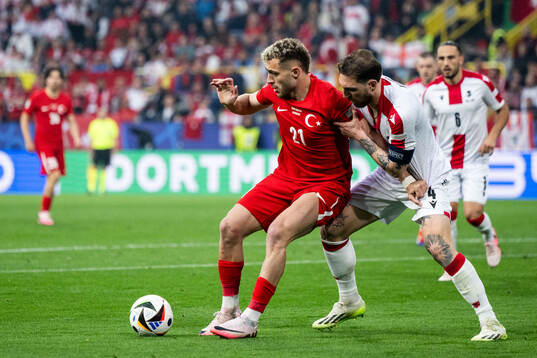 Baris Alper Yilmaz of Türkiye and Guram Kashia of Georgia