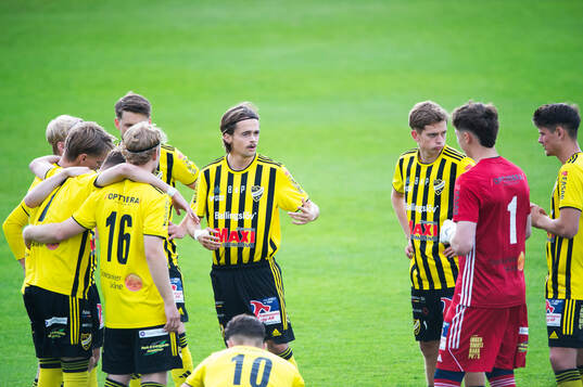 IFK Hässleholms Gustav Winroth samlar trupperna i matchen