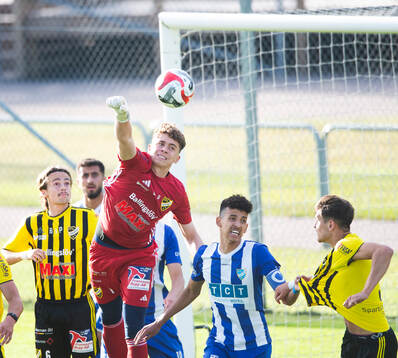 IFK Hässleholms målvakt Mirsad Basic boxar bollen i