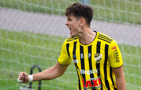 IFK Hässleholms Viktor Ahlgren har nickat in 1-1 och