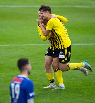 IFK Hässleholms Viktor Ahlgren har nickat in 1-1 och jublar