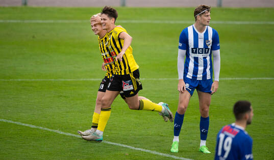 IFK Hässleholms Viktor Ahlgren har nickat in 1-1 och jublar