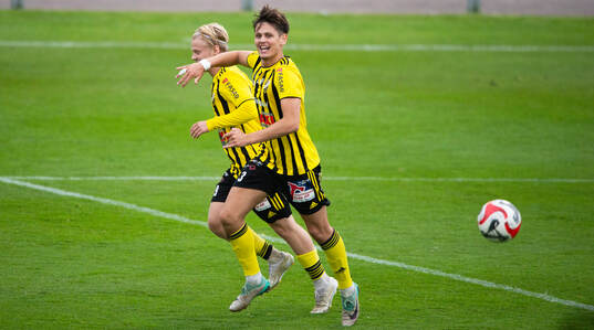 IFK Hässleholms Viktor Ahlgren har nickat in 1-1 och jublar