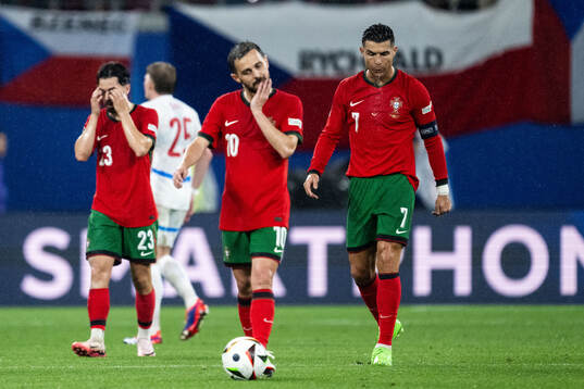 Vitinha, Bernardo Silva and Cristiano Ronaldo of Portugal