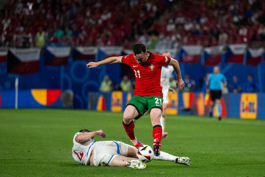 Robin Hranac of Czech Republic and Diogo Jota of Portugal