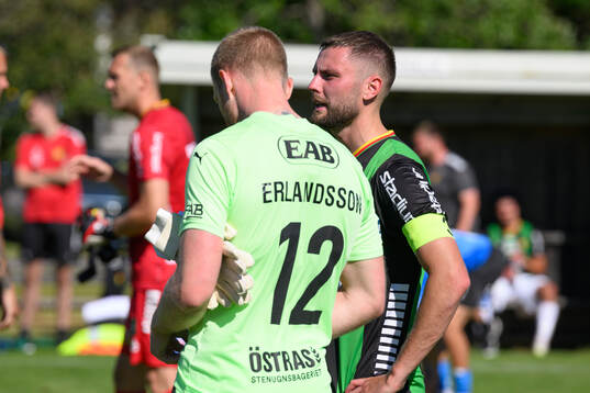 Halmstads målvakt Tim Erlandsson och GAIS Axel Norén