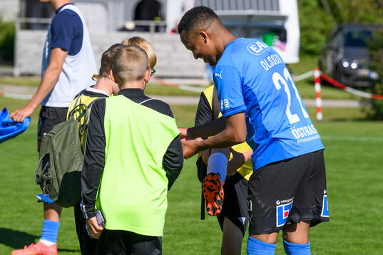 Halmstads Marcus Olsson skriver autografer