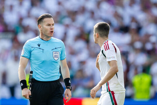 Referee Danny Makkelie