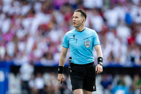 Referee Danny Makkelie