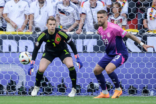 goalkeeper Manuel Neuer and Robert Andrich of Germany