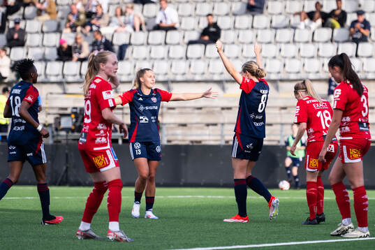 FC Rosengårds Rebecca Knaak jublar med Olivia Holdt
