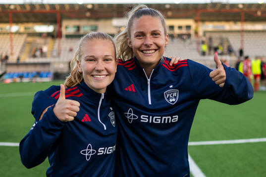 FC Rosengårds Sofie Bruun Bredgaard och Olivia Holdt jublar