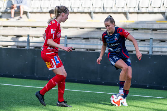 FC Rosengårds Olivia Holdt och KIF Örebros Beatrice Gärds