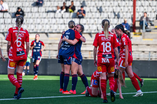 FC Rosengårds Rebecca Knaak och Gudrun Arnardottir jublar